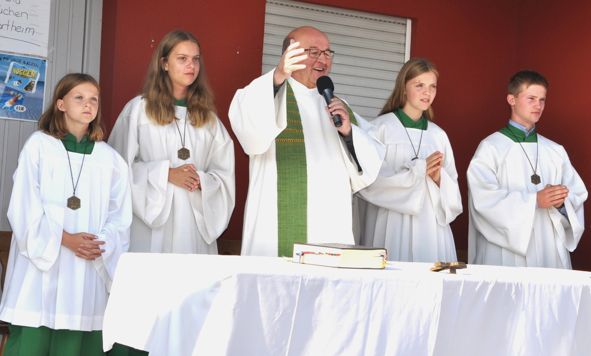 Eucharistiefeier mit Pfarrer Bauer und vier Ministranten.JPG