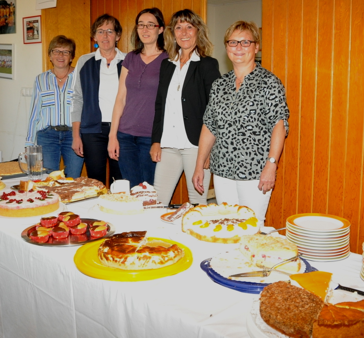 Kuchen und Kaffee bei der Gymnastikgruppe.JPG